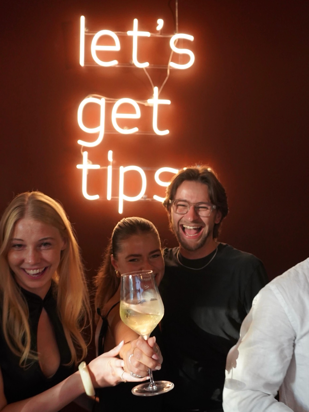 Let's get tipsy Neon-Schriftzug mit Gästen