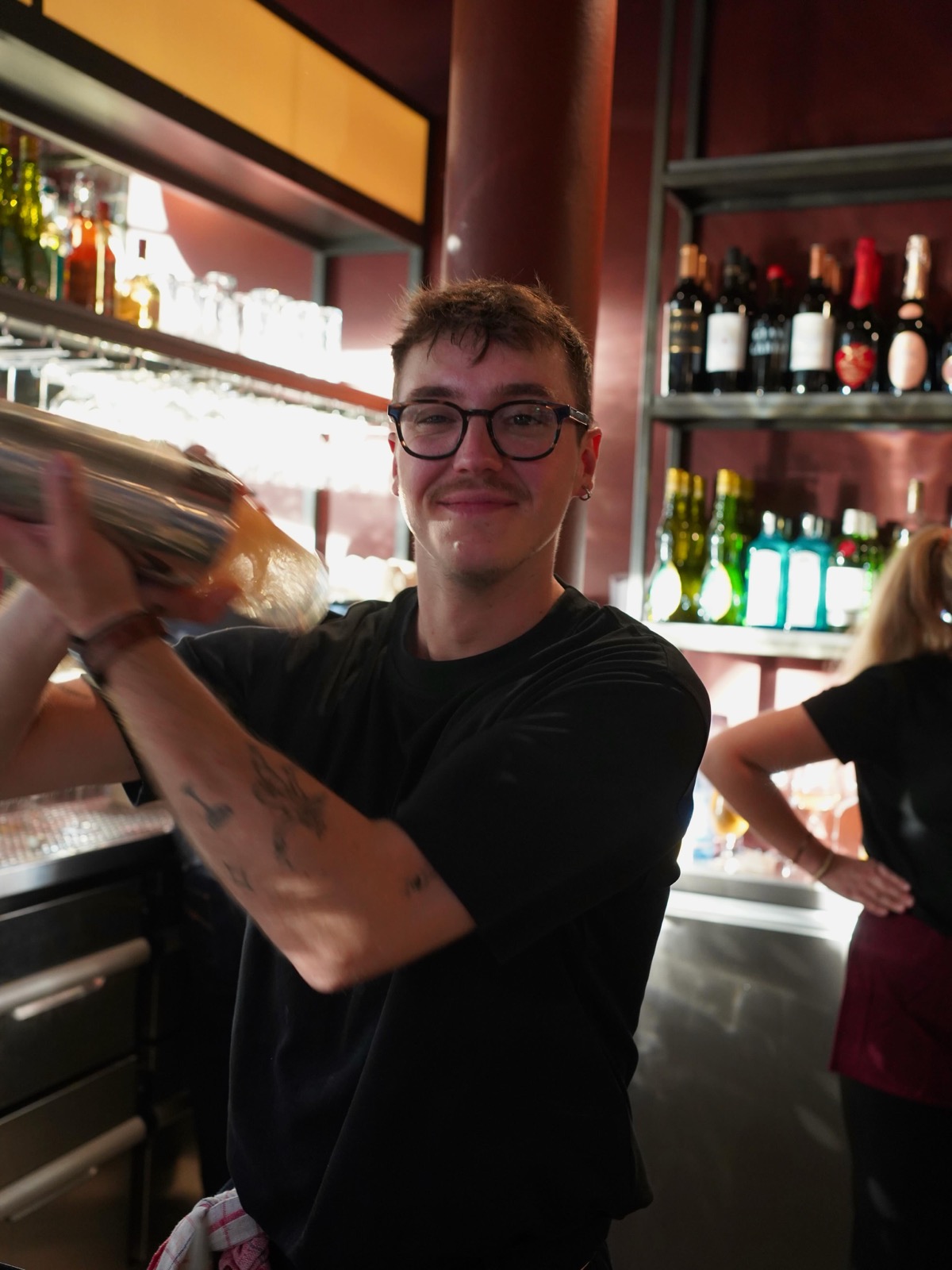 Bartender mixt einen Cocktail
