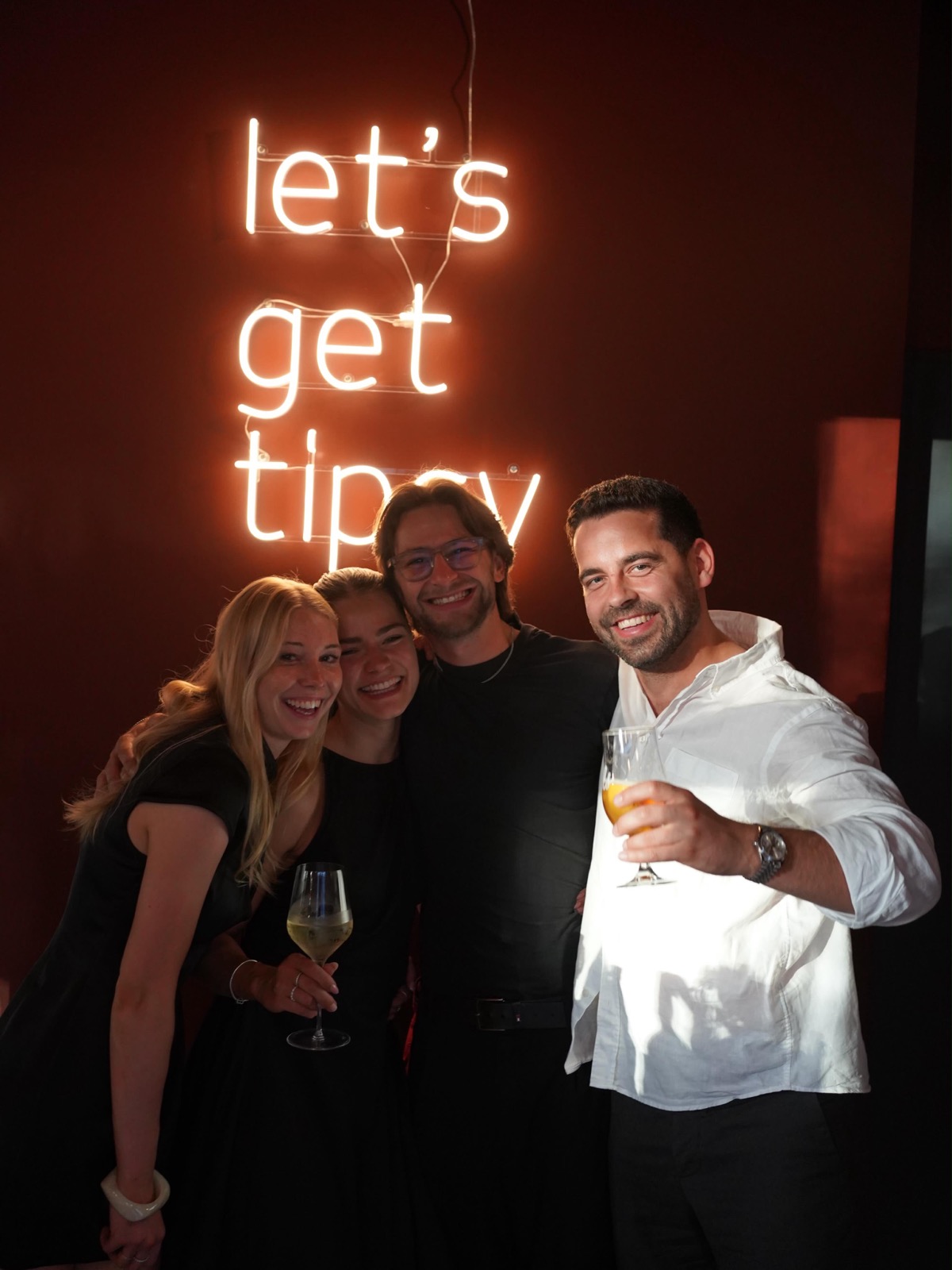 Gruppe unter dem Let's get tipsy Schriftzug